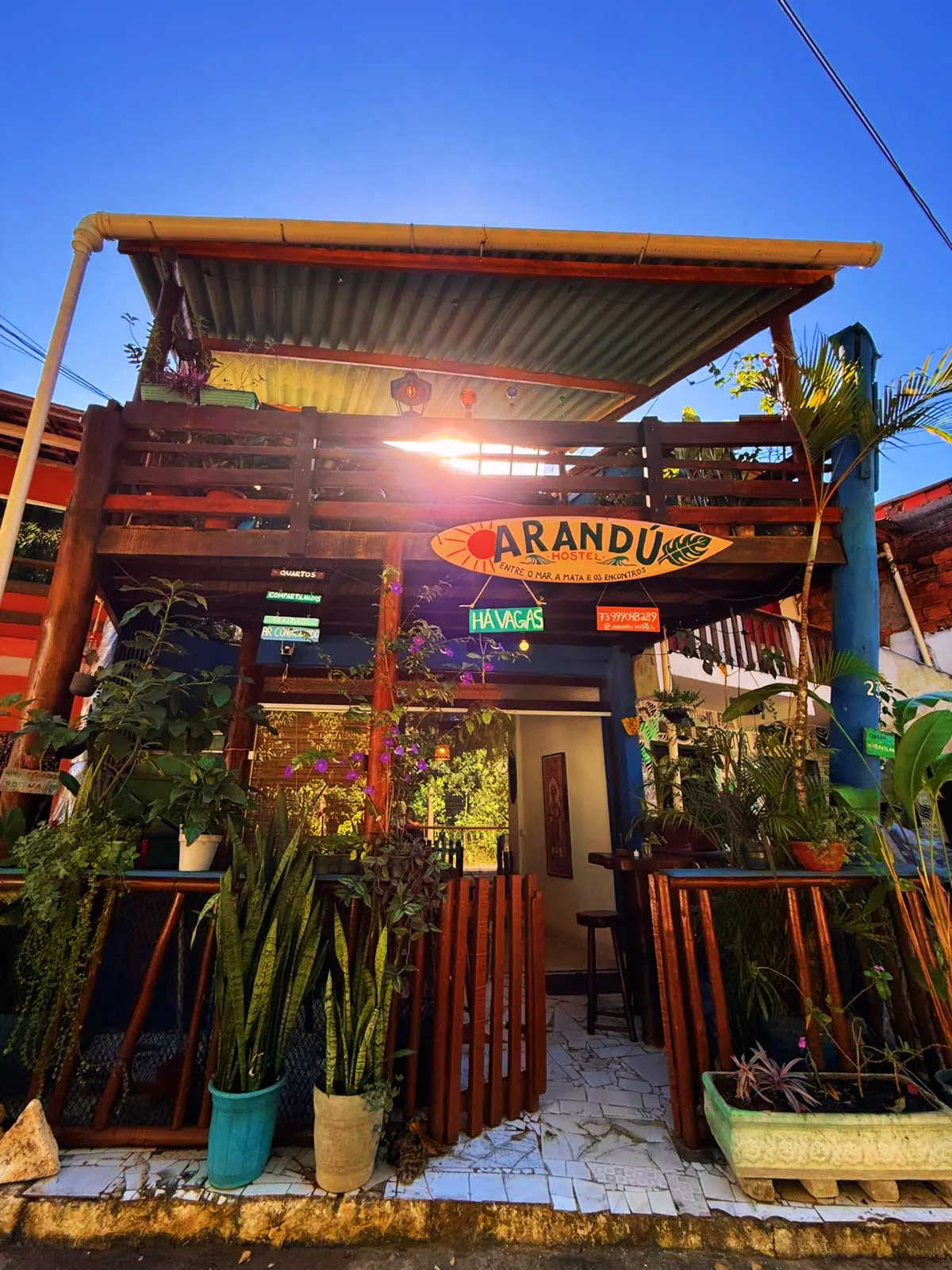 Fachada do Arandú Hostel ao entardecer