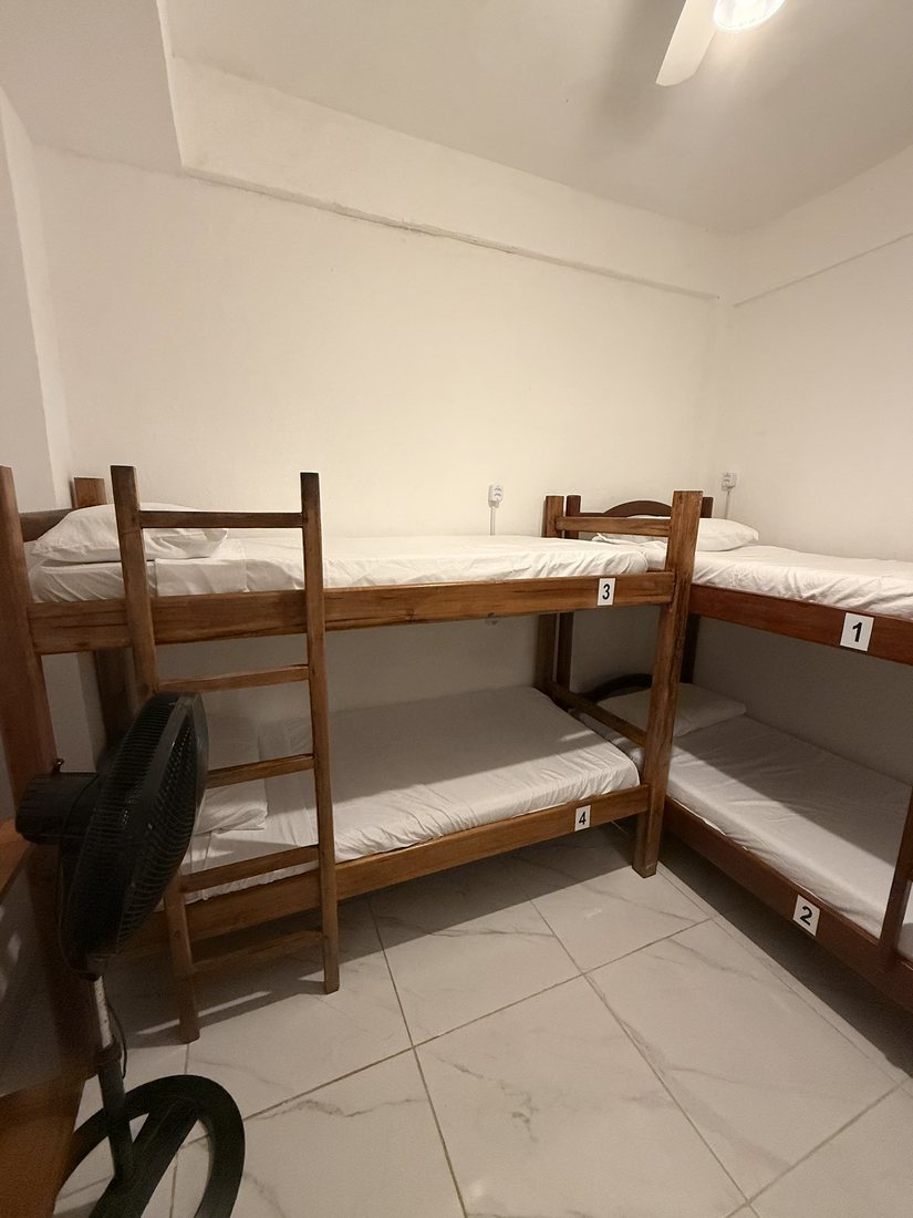Dormitório de 4 camas — duas beliches