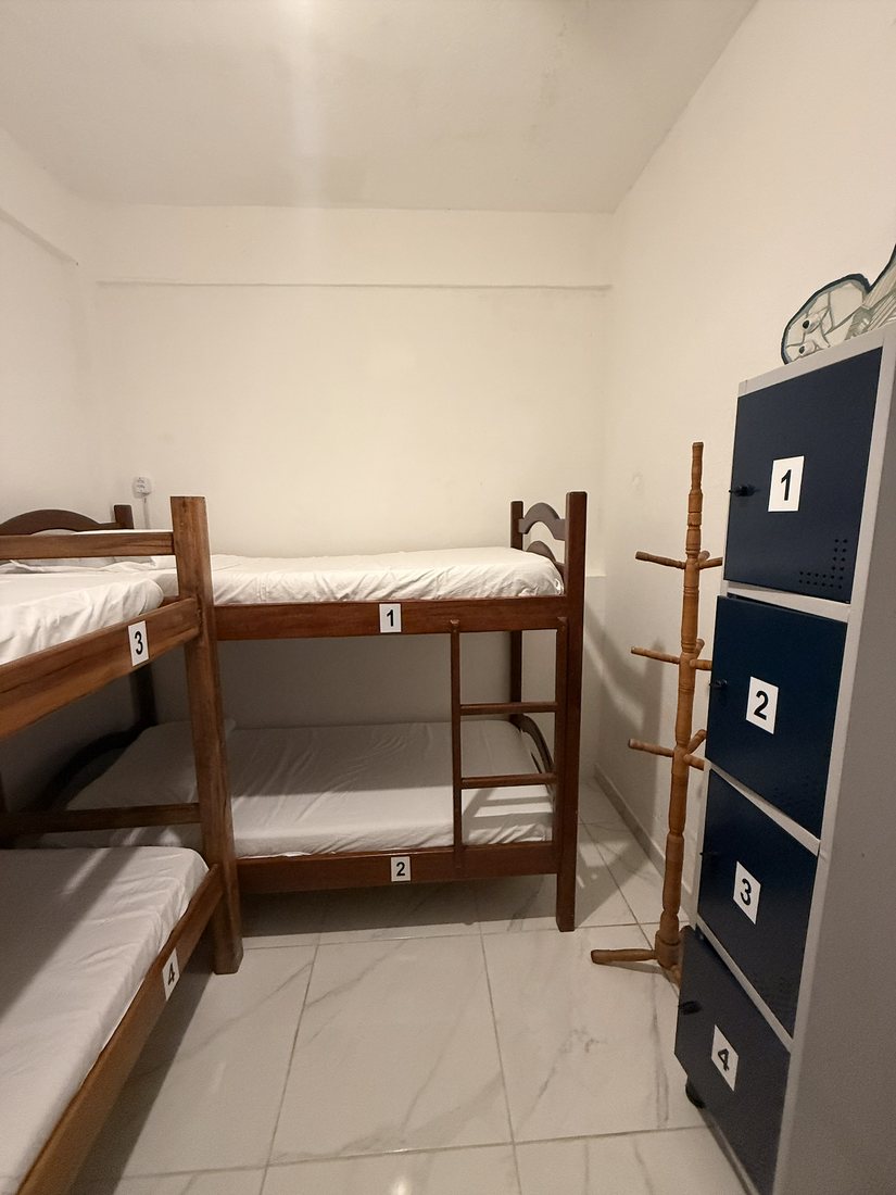 Dormitório de 4 camas — beliche e armários individuais