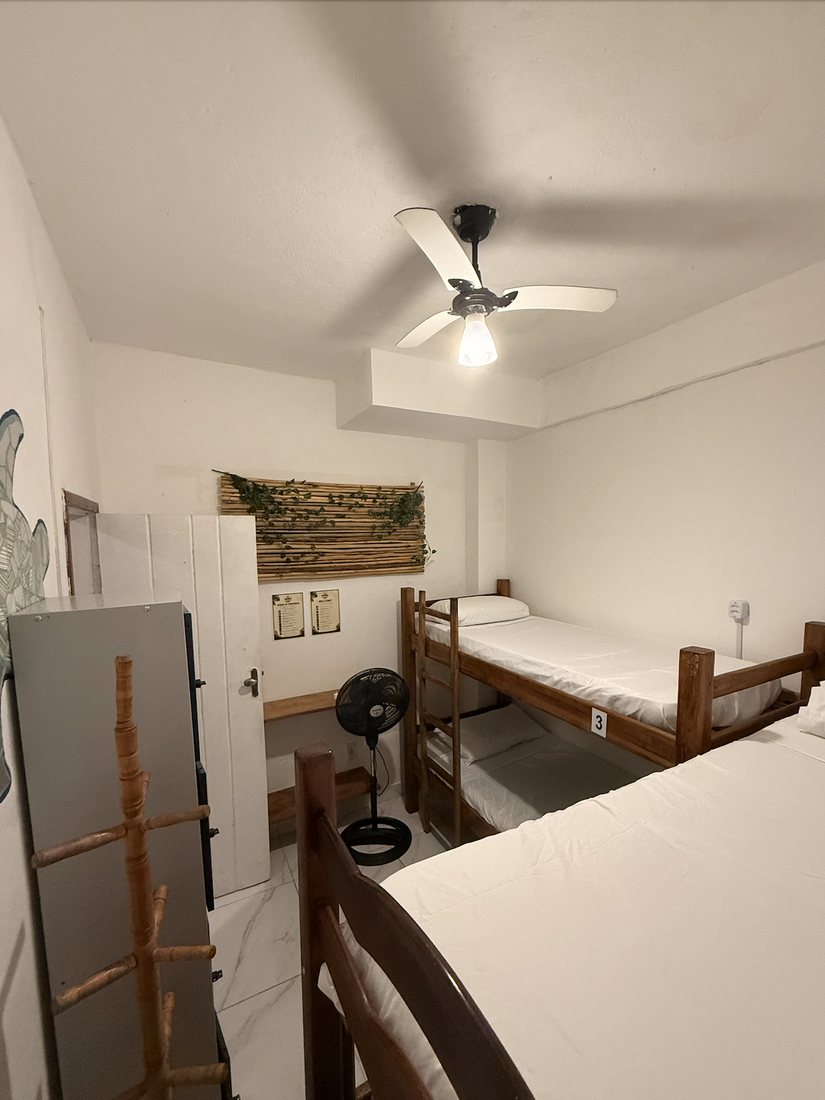 Dormitório de 4 camas — ventilador de teto