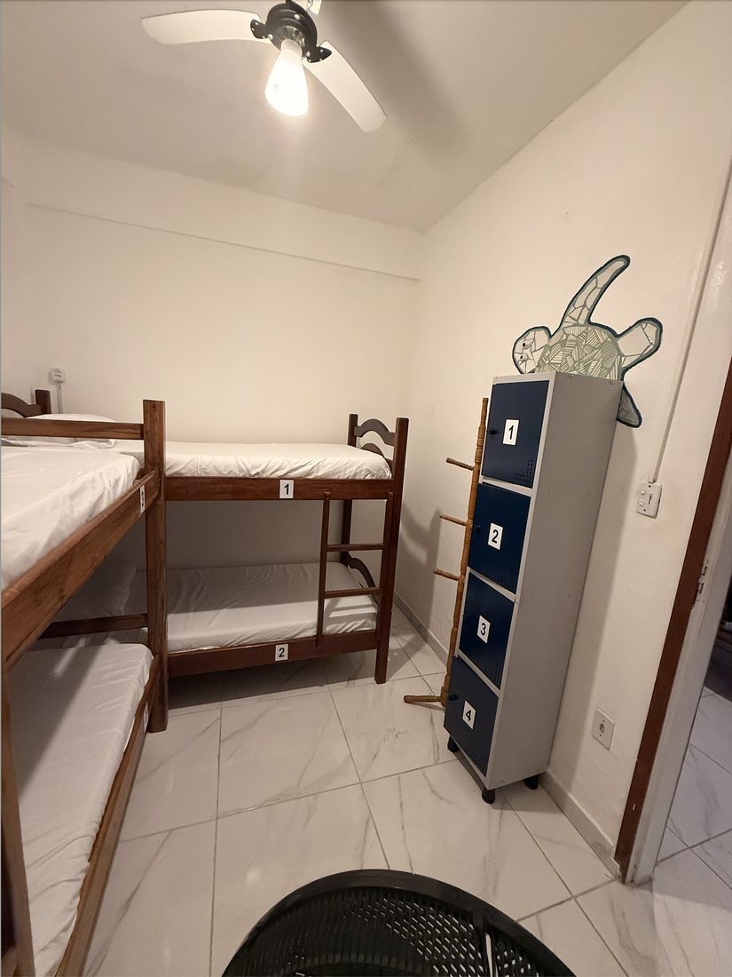 Dormitório de 4 camas — armários com chave