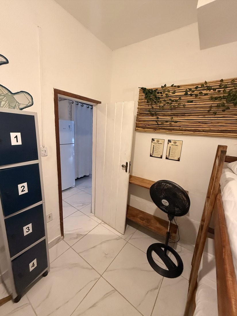 Dormitório de 4 camas — entrada e bancada